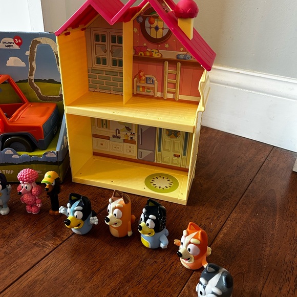 Bluey Playhouse, Family Vehicle and Figurine Set - Picture 4 of 5